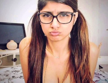 Mia Khalifa: Η πρώην πρωταγωνίστρια ερωτικών ταινιών «δίνει» τις απαντήσεις που ψάχνουν οι άνδρες! (φωτό, βίντεο)